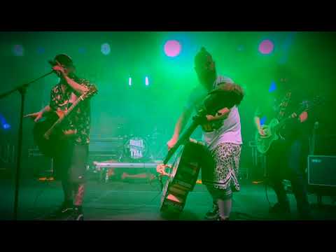 Rebel Tell "Mutter, der Mann mit dem Koks ist da"