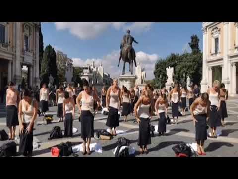 Flash mob in Campidoglio delle hostess di Alitalia - Canale 10