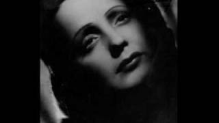 Edith Piaf ~"Autumn Leaves"~ Christmas Eve Live Performance