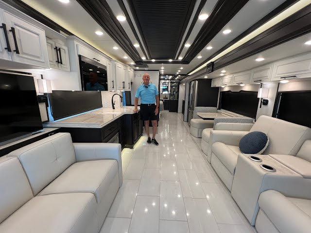 Preview image of 2026 Newmar Summit Aire 4505 (17N253045) youtube video