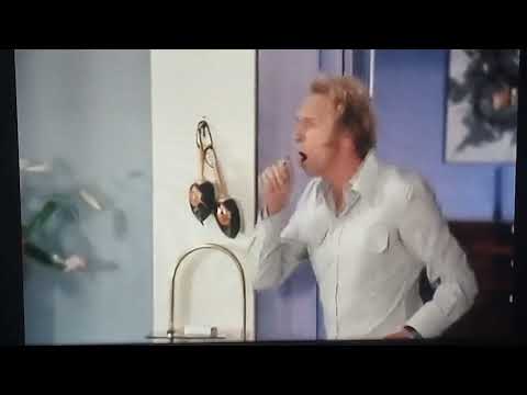 Le retour du grand blond avec Pierre Richard " François Perrin danse  dans son appartement "