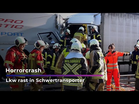 Horrorcrash: Lkw rast in Schwertransporter