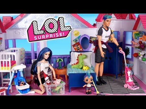 Barbie LOL Punk Boi  Family Dolhouse Cleaning  Morning Routine - Holiday Decorations