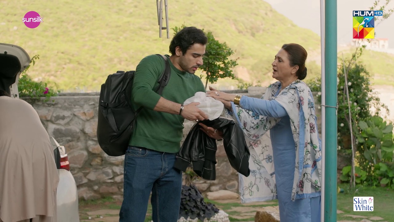 Paharon Per Beth Kar Gajar Ka Halwa Khana...! Winter Love - HUM TV