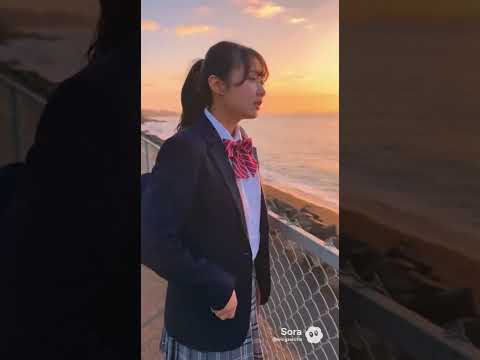 あくびをした後にホーム横のフェンスに寄りかかり、海を見つめるポニテ女子高校生を追加して