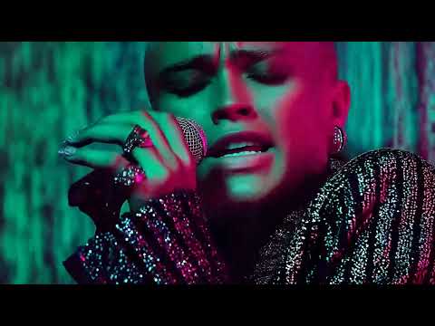 Classic Glam Rock Performance | Raw Emotion & Electric Style