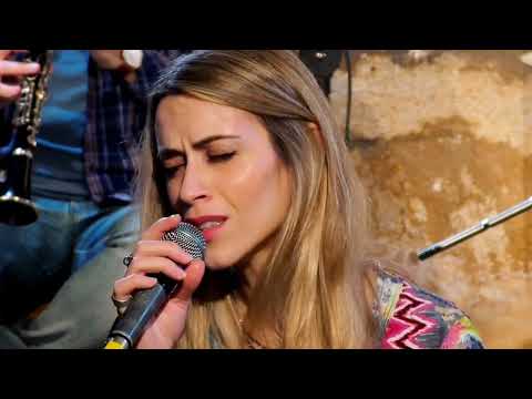 Σαββέρια Μαργιολά  - Καίγομαι και σιγολιώνω.