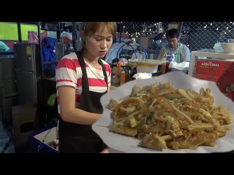 Thai Lady Making Stir Fried Noodles with Chicken | Bangkok Street Food Video