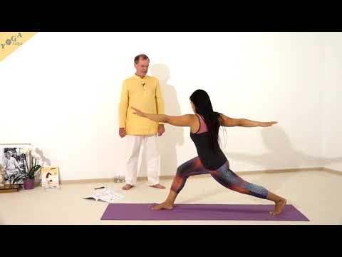 Gedrehtes Helden-Dreieck mit gefalteten Händen - Yoga Asana Lexikon