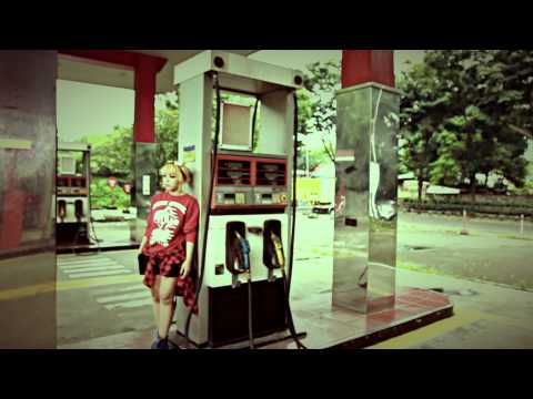 Lady Gan - Menderita (Official Music Video)