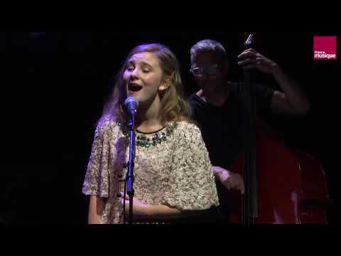 Judy Garland performing Over the Rainbow