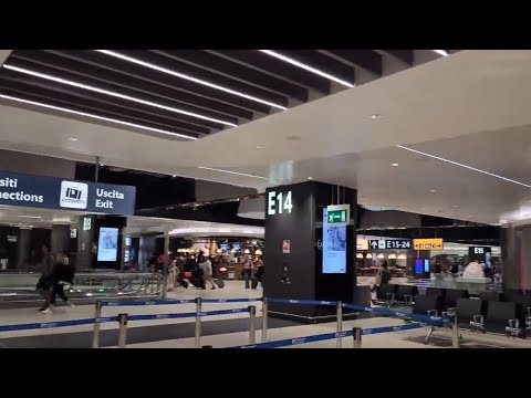 Caminhando até a Imigração para entrar na Itália no Aeroporto Internacional Fiumicino Leonardo da Vinci.