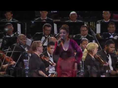 Milly Quezada.- Popurrí (Volvió Juanita, La Guacherna y otros) en vivo con la Orquesta Sinfónica.