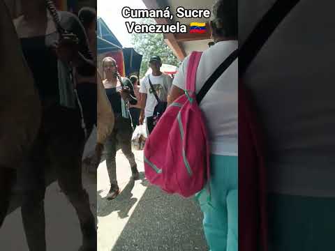 avenida Bermúdez, Cumaná Edo Sucre. Venezuela. Después del pago de Bono de Guerra. Full gente