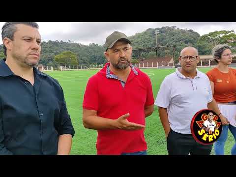 EQUIPE DO GOVERNO WILHIANS SOARES 15 COM O DONO DA EMPRESA RESPONSÁVEL PELA OBRA DA GRAMA SINTÉTICA NO CAMPÃO DE JUQUITIBA.