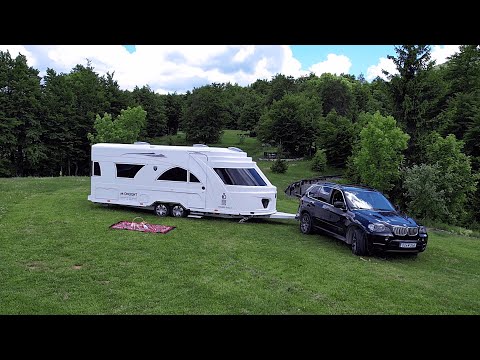 Il rimorchio da viaggio Derubis è uno yacht su ruote che porta il lusso dei camper a un nuovo liv...