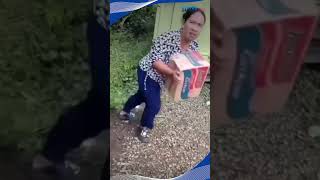 Viral! Warga Jarah Truk Bermuatan Mie Instan yang Alami Kecelakaan di Jalintim Palembang