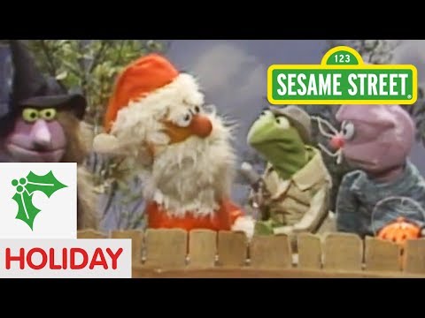 Sesame Street: Kermit News And Santa Claus