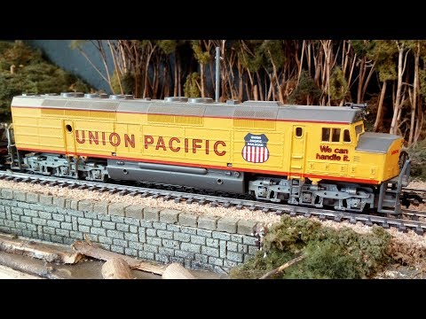 Eine amerikanische Modellbahn mit Dampflok und Diesellok Eisenbahn Zügen in Spur H0