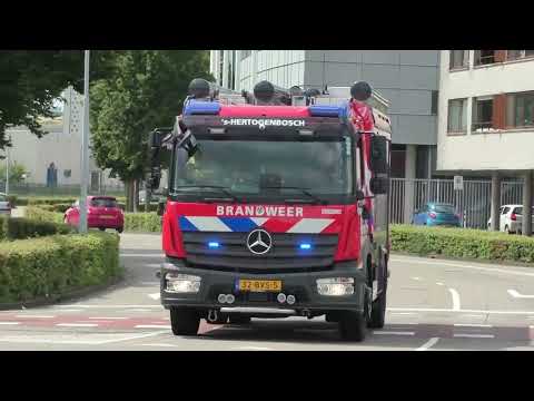 Tankautospuit Den Bosch 212031 met spoed naar een Woningbrand in Den Bosch