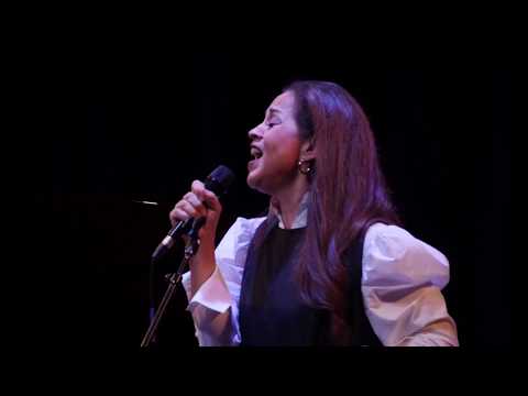 Perla Batalla sings Anthem