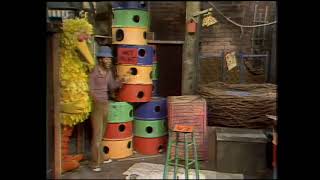 Sesame Street: 0566 Street Scenes- Big Bird locks Gordon in the Garage