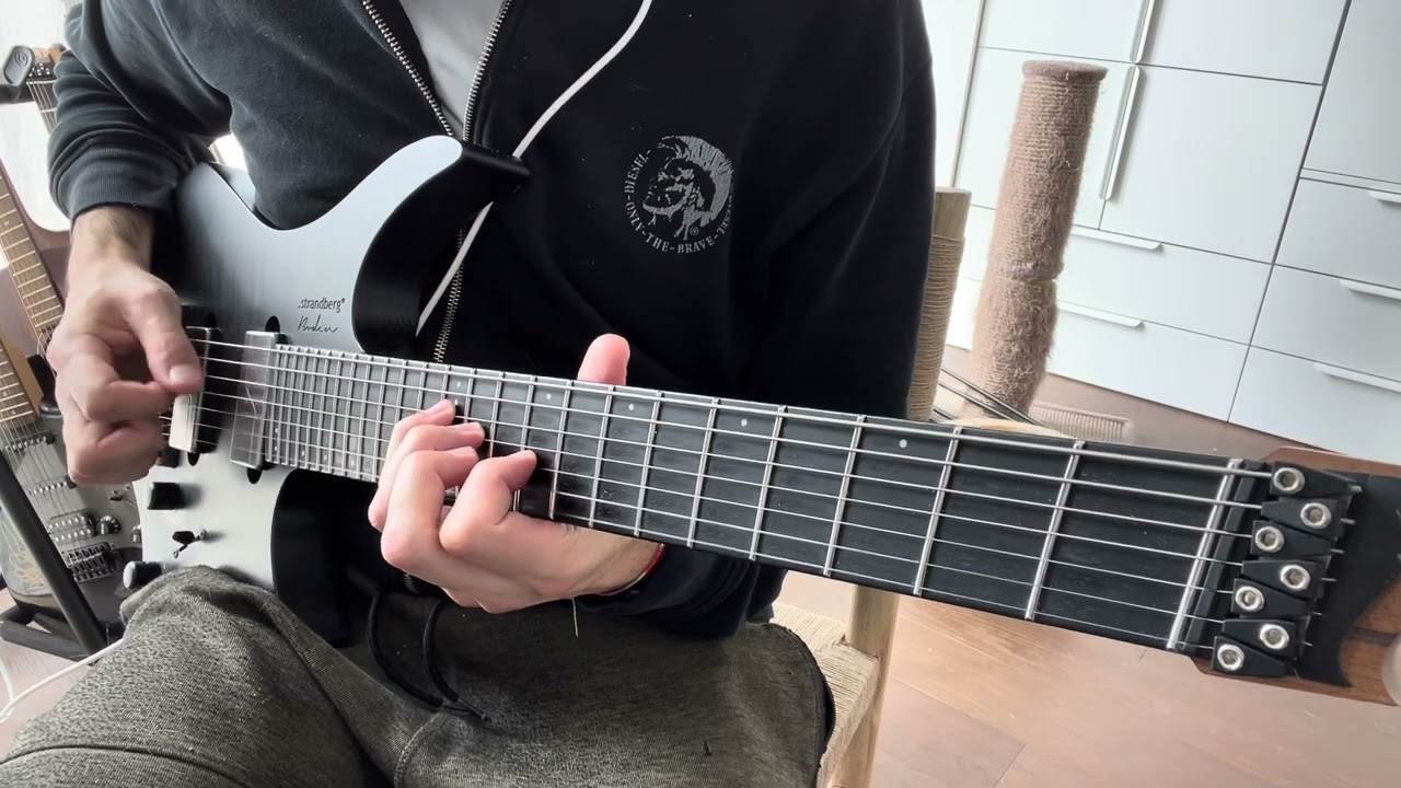 Roberto Barlocci playing an open-string drone riff on electric guitar