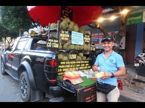 Đại gia Long An lái xe Ford Ranger chở sầu riêng bán dạo ở Sài Gòn