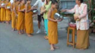 preview picture of video 'Offering Alms in Mukdahan'