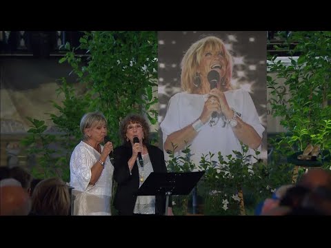 Ann-Louise Hanson och Siw Malmkvist sjunger en ny version av ”Är du kär i mej ännu Klas-Göran?”. (Minnesceremoni för Barbro ”Lill-Babs Svensson 2018).