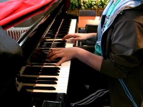 Adrian som spill piano