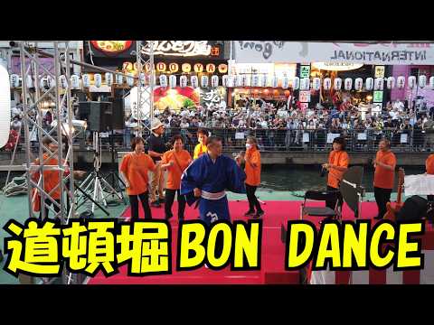 【４K】外国人観光客であふれるお盆の道頓堀。川の上の盆踊りから法善寺の猫まで歩く