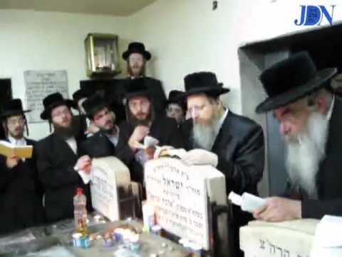 Dzikov Rebbe @ The Kever Of The Ahavas Yisroel Of viznitz