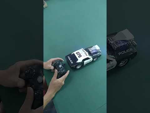 Radijo bangomis valdomas policijos automobilis su šviesos ir garso efektais video