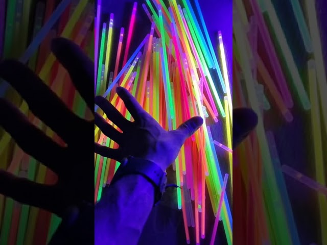 Vídeo relacionado con JUQG 317 piezas Pulseras Luminosas Fluorescentes, Set de Fiesta de Palos Luminosos de Neón con Conectores, Juego de Barras Luminosas para Fiestas Adecuado para Bodas, Carnavales y Cumpleaños