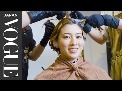 三吉彩花の大胆ヘアチェンジに密着。三吉流"うなじ見せボブ"と"絶妙ネイビーカラー"。| Inside VOGUE JAPAN