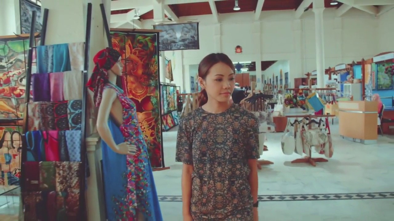 Experience Langkawi Craft Complex with its colorful crafts, souvenirs, and cultural displays!