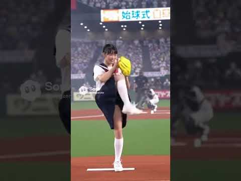 日本の女子高生の始球式