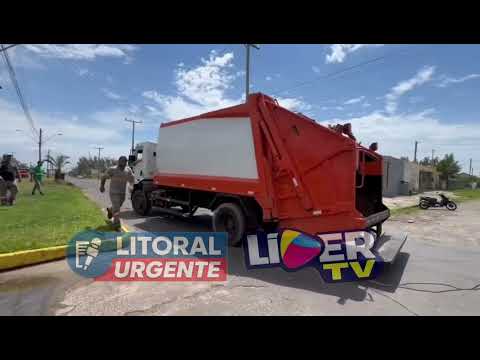 Caminhão de coleta seletiva perde o controle e invade canteiro central em avenida movimentada de Pinhal