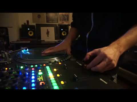 Waxolutionists - Blurred Universe (Cuts by Chrisfader)