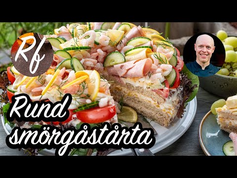 Rund smörgåstårta av Hönökakor med två lager krämig fyllning och goda pålägg som räkor, ägg, skinka, ost, tomat, gurka med mera. >