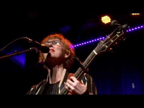 Jonatha Brooke - Put The Gun Down (eTown webisode #1125)