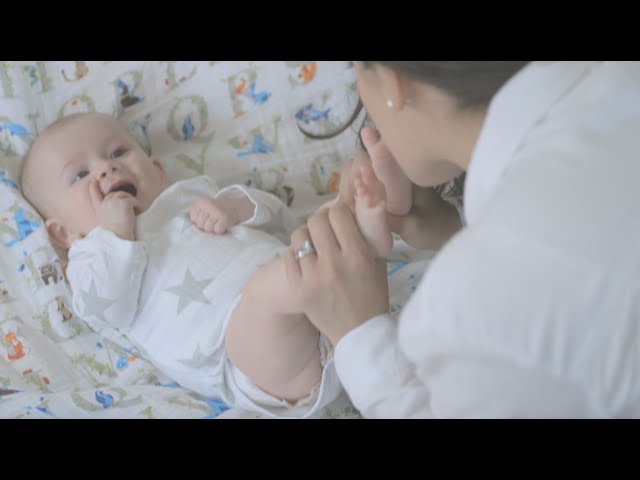 Video Teaser für The original 6-in-1 cotton muslin swaddle by aden + anais