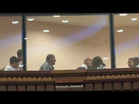 Փաշինյանն ԱԺ օթյակում զրուցում է աշակերտների և ուսուցիչների հետ