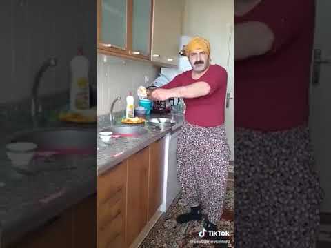 Erkek   yemek  yapıyor