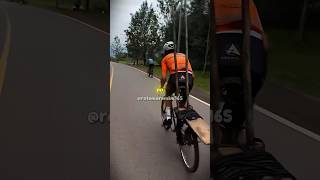 Ele pegou uma bicicleta profissional emprestada... e deixou o ciclista para trás. 🤯