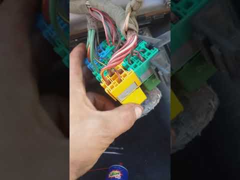 relay de corsa debajo de la guantera y pies