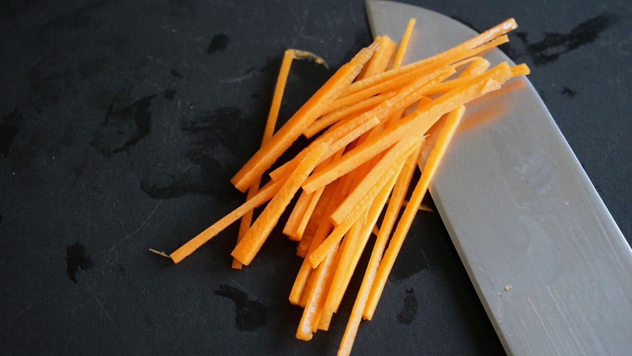 Tailler une julienne de carottes
