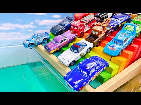 Tomica & Cars ☆ Cars minicars (car toys) roll down colorful stairs and fall into blue water!