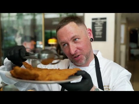 Video Thumbnail: Wiener Schnitzel vs. Schnitzel Wiener Art: Die Unterschiede zwischen Fabrik & Handmade